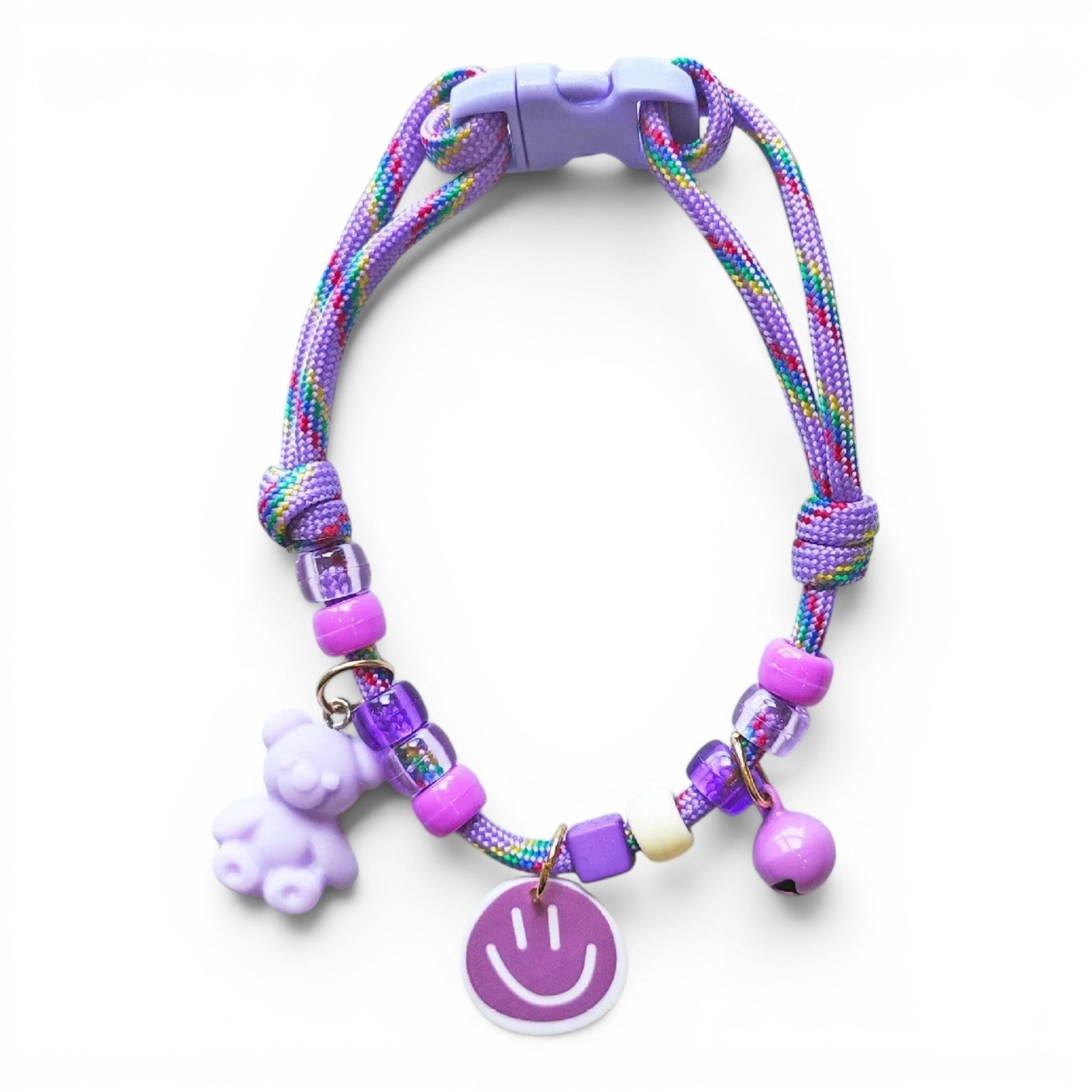 Collier pour chat Esprit Chat violet ajustable avec perles colorées, breloque ours et smiley sur fond blanc