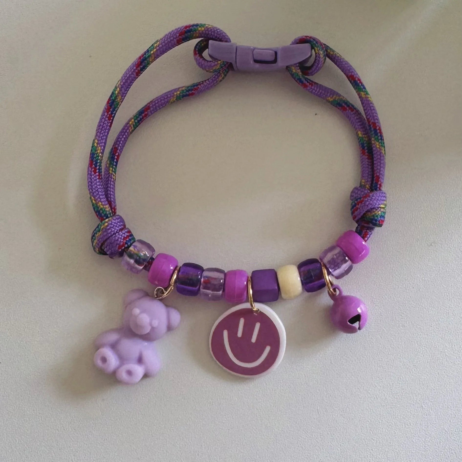 Collier pour chat Esprit Chat violet ajustable avec perles, breloque ours, smiley et grelot