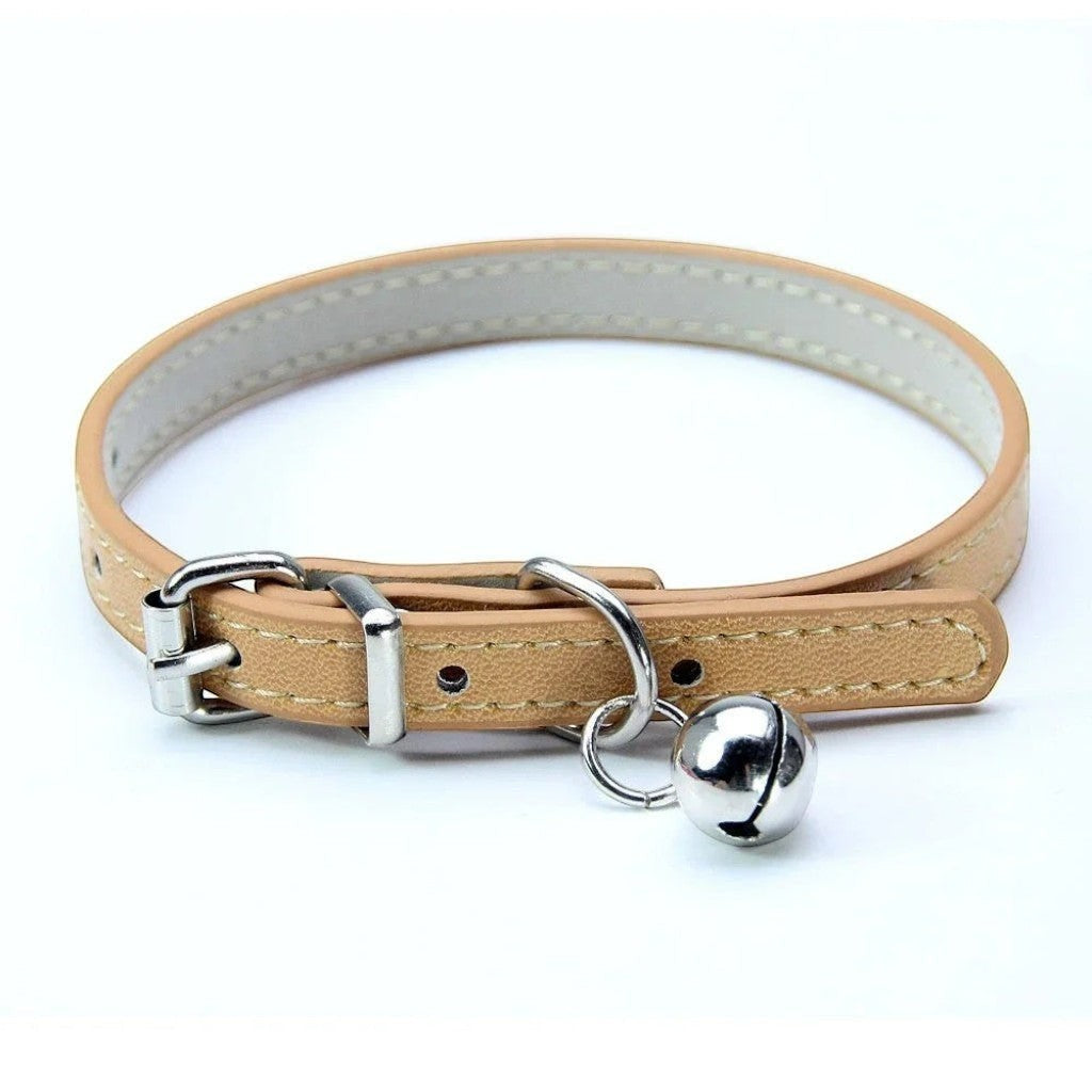 Collier pour chat Esprit Chat en cuir PU beige avec boucle réglable et petite clochette argentée
