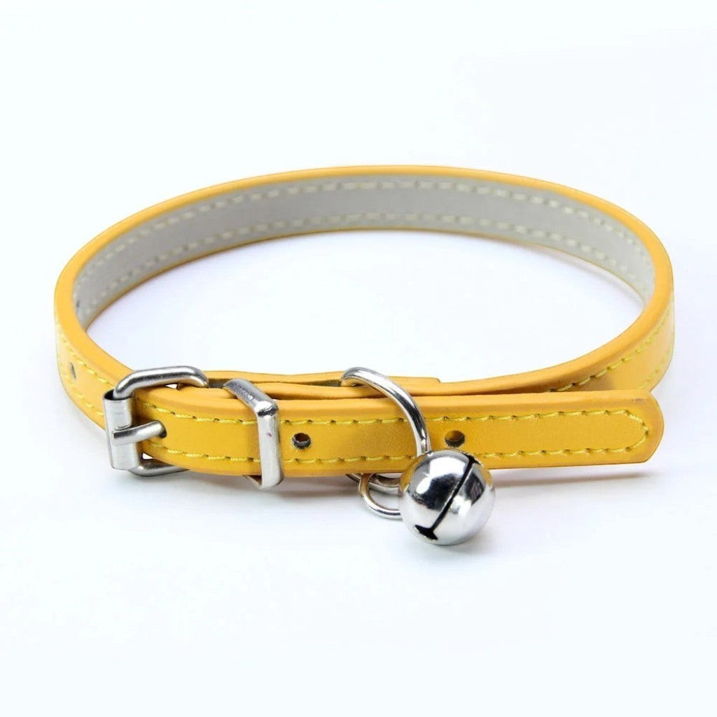 Collier pour chat Esprit Chat en cuir PU jaune avec boucle réglable et petite clochette argentée