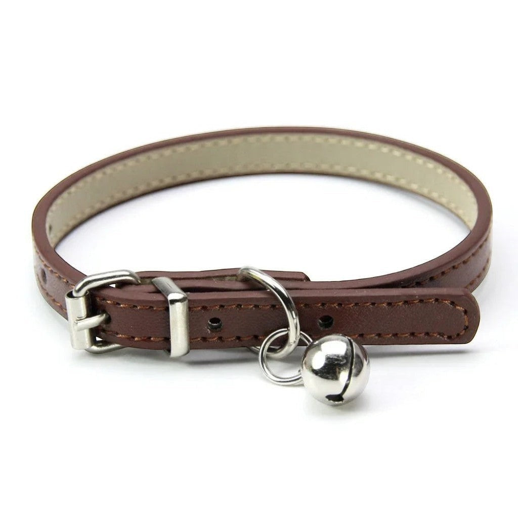 Collier pour chat Esprit Chat en cuir PU marron avec une petite clochette argentée et une boucle réglable