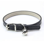 Collier pour chat Esprit Chat en cuir PU noir avec boucle réglable et petite clochette argentée
