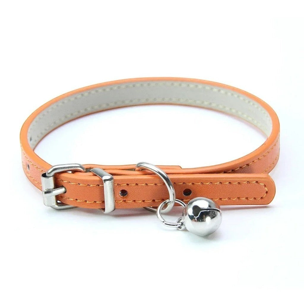 Collier pour chat Esprit Chat en cuir PU orange avec une petite clochette argentée et une boucle réglable