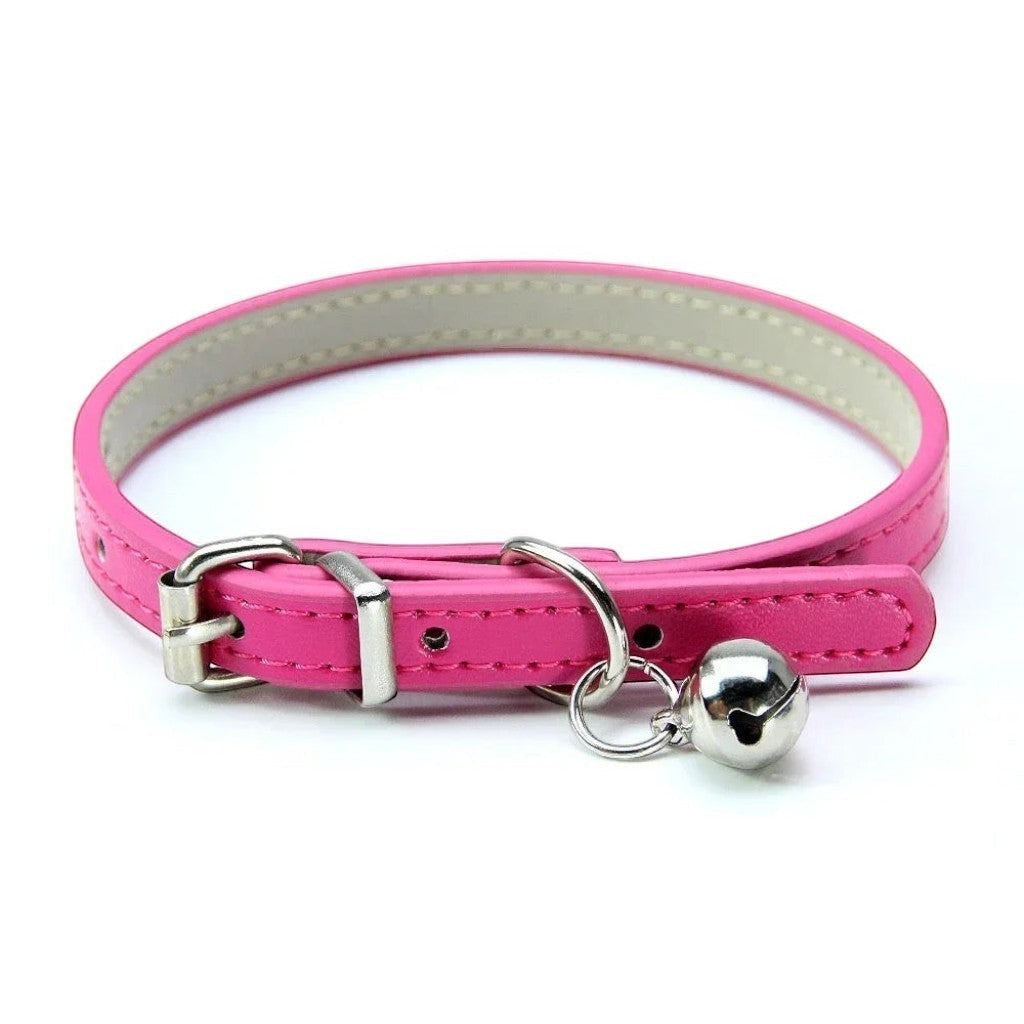 Collier pour chat Esprit Chat en cuir PU rose ajustable avec une petite clochette argentée et boucle métallique