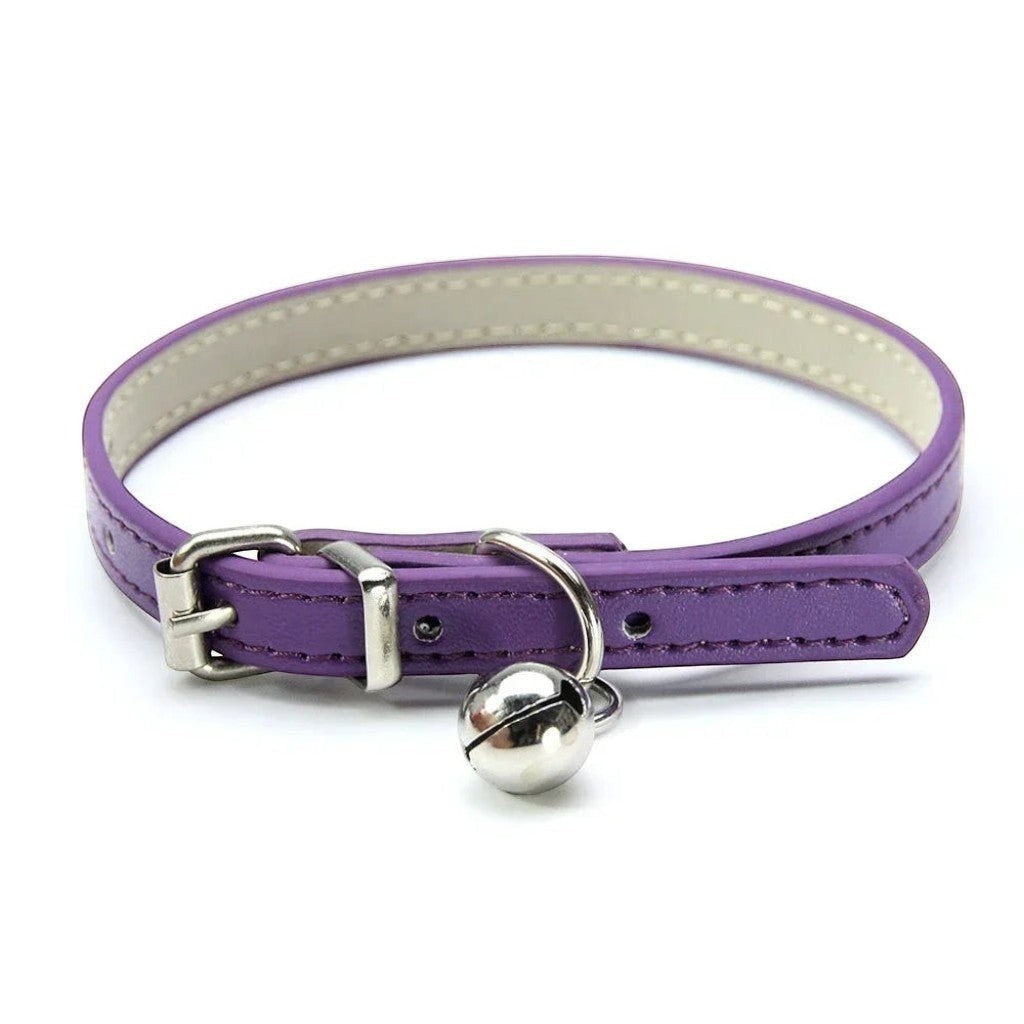 Collier pour chat Esprit Chat en cuir PU violet avec une petite clochette argentée et une boucle réglable