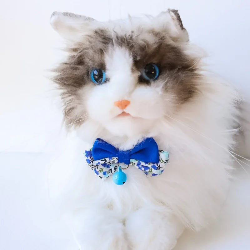 Collier pour chat Esprit Chat bleu avec nœud papillon à motifs floraux et petite clochette, ajustable en polyester.