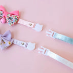 Collier pour chat Esprit Chat en polyester avec nœud papillon floral, clochette et fermoir en forme de tête de chat