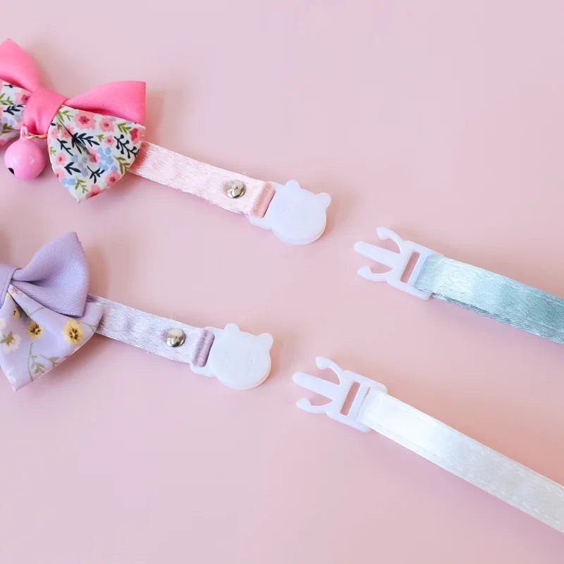 Collier pour chat Esprit Chat en polyester avec nœud papillon floral, clochette et fermoir en forme de tête de chat