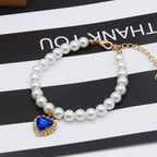 Collier de perles blanches pour chat Esprit Chat avec pendentif en forme de cœur bleu et strass