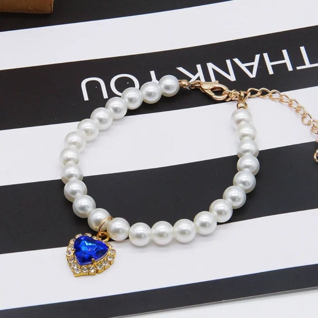 Collier de perles blanches pour chat Esprit Chat avec pendentif en forme de cœur bleu et strass