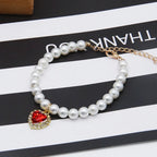 Collier de perles blanches pour chat Esprit Chat avec un pendentif en forme de cœur rouge entouré de cristaux