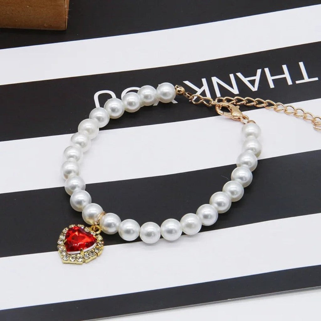 Collier de perles blanches pour chat Esprit Chat avec un pendentif en forme de cœur rouge entouré de cristaux