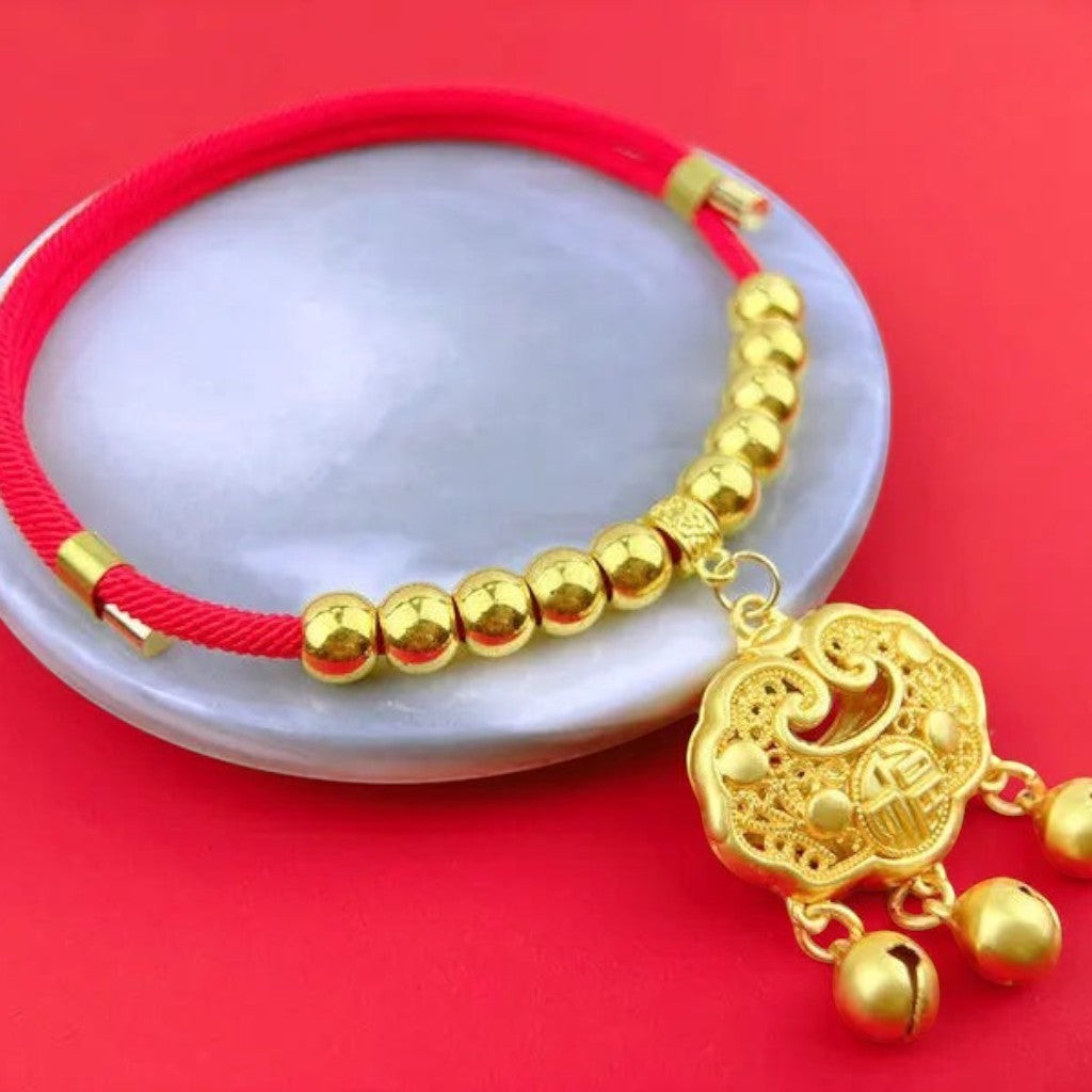 Collier Esprit Chat rouge ajustable pour chat avec perles dorées et pendentif traditionnel porte-bonheur à clochettes