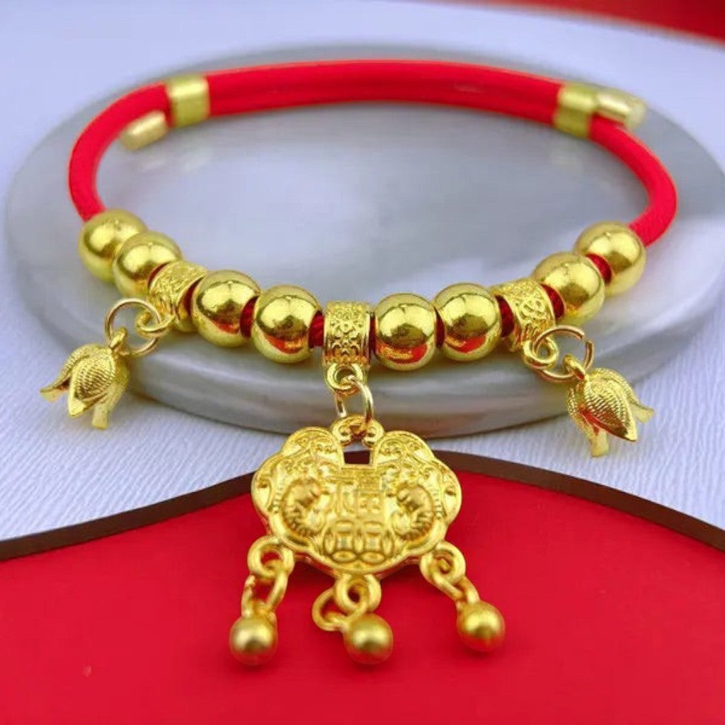 Collier Esprit Chat rouge et doré pour chat avec perles métalliques, grelots et pendentif traditionnel en forme de cadenas