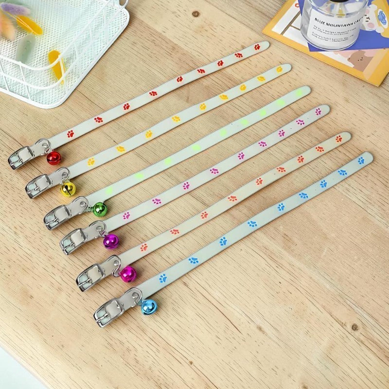 Collier Esprit Chat pour chat en silicone translucide avec motifs pattes colorées, clochette et boucle métallique