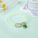 Collier Esprit Chat en silicone translucide avec motifs pattes fluo et grelot vert pour chat