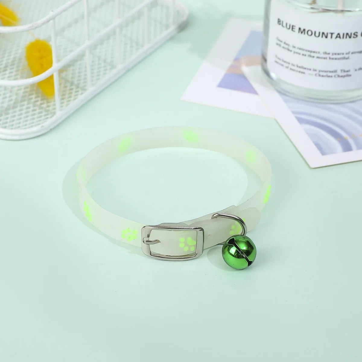 Collier Esprit Chat en silicone translucide avec motifs pattes fluo et grelot vert pour chat