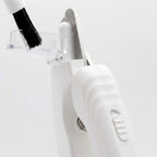 Coupe-griffe silencieux Esprit Chat blanc avec brosse de nettoyage, outil 2-en-1 rechargeable pour animaux de compagnie.