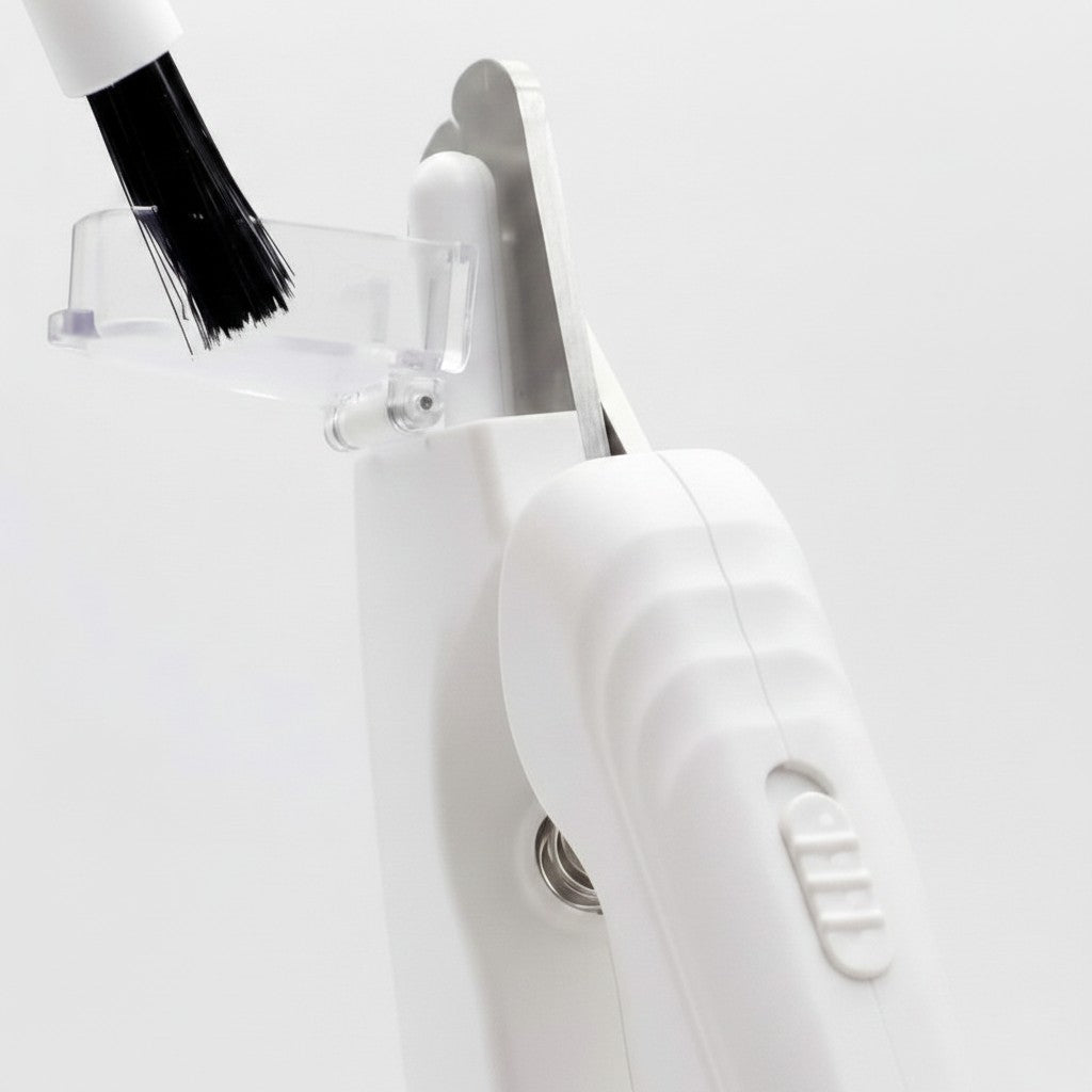 Coupe-griffe silencieux Esprit Chat blanc avec brosse de nettoyage, outil 2-en-1 rechargeable pour animaux de compagnie.