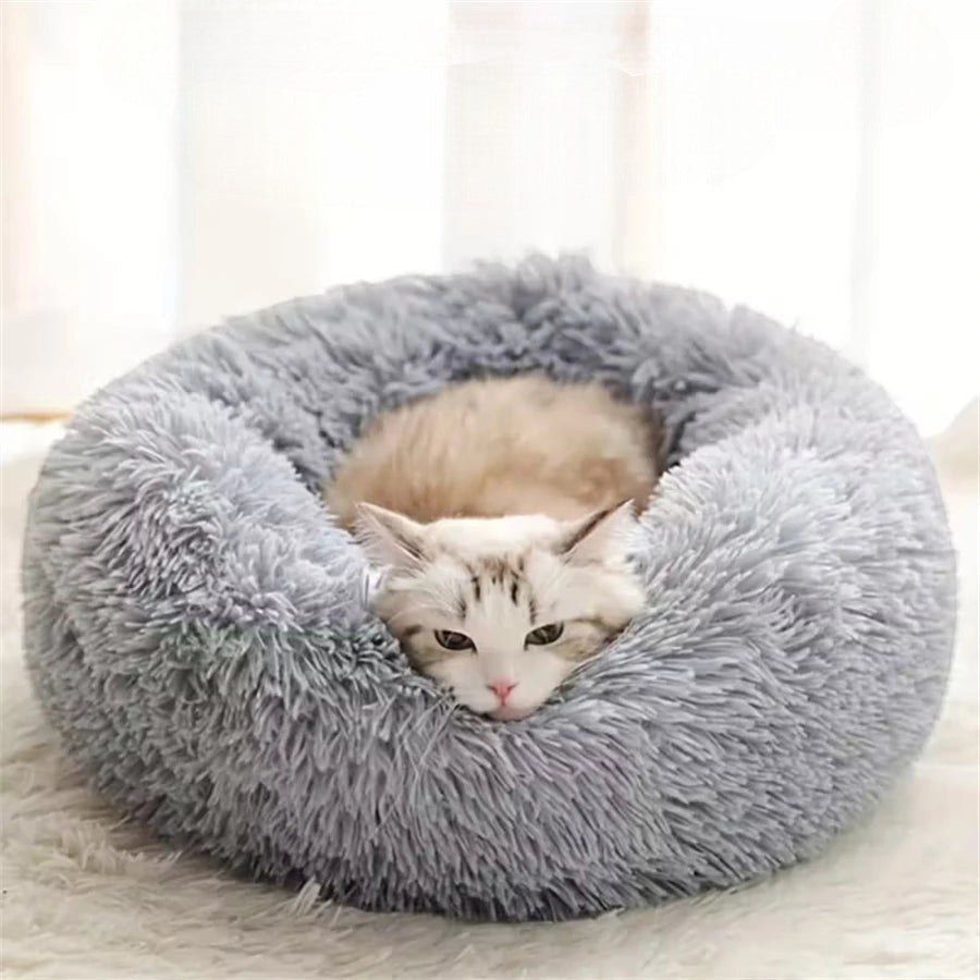 Coussin rond gris en fausse fourrure pour chat Esprit Chat, ultra doux et confortable.