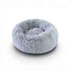 Coussin rond gris en fausse fourrure pour chat, doux et confortable, lavable en machine, par Esprit Chat.