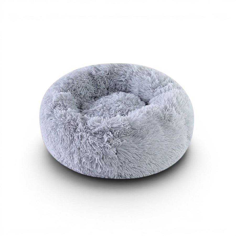 Coussin rond gris en fausse fourrure pour chat, doux et confortable, lavable en machine, par Esprit Chat.
