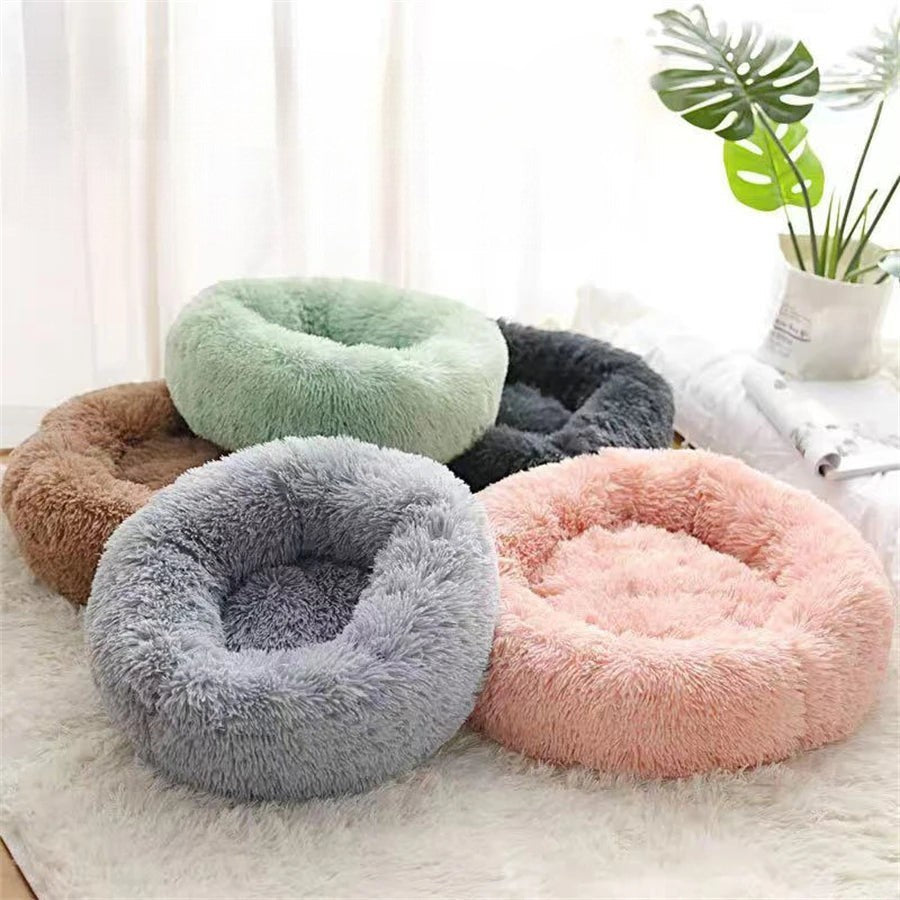 Coussin rond pour chat Esprit Chat en fausse fourrure douce, disponible en rose, gris, vert menthe et marron.