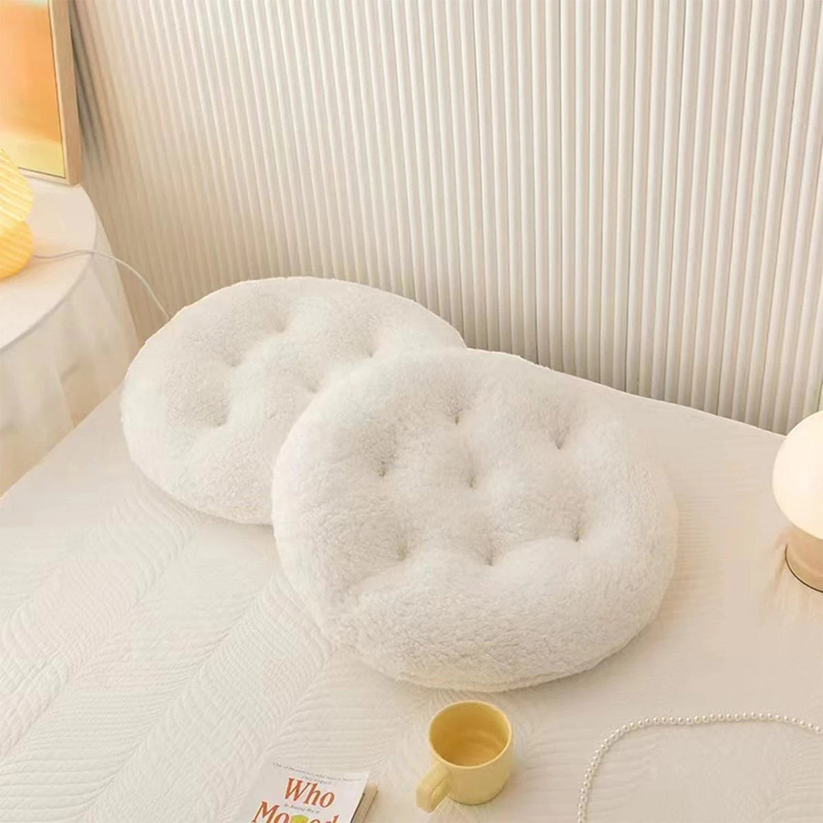 Coussins ronds en laine d'agneau blanche pour chat Esprit Chat, doux et confortables pour le repos des animaux.