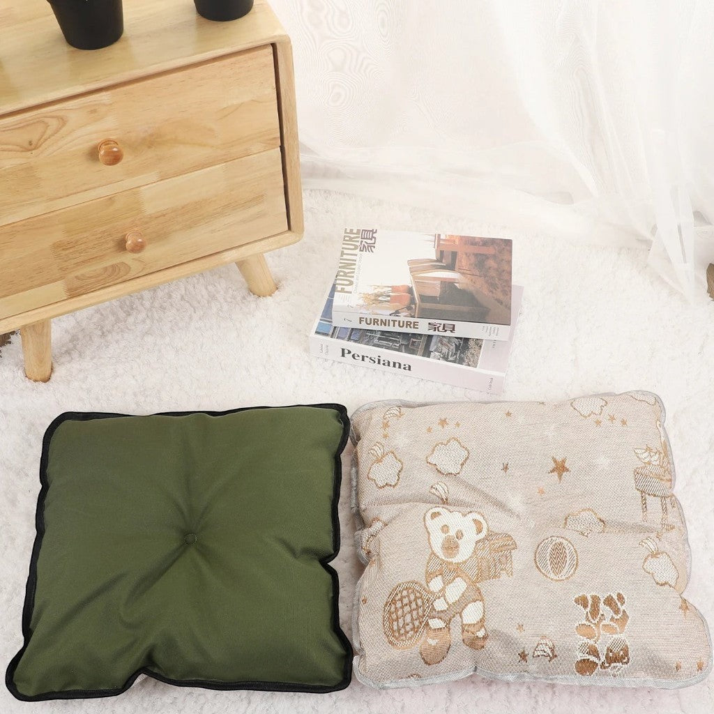 Coussins Esprit Chat pour animaux, un modèle vert uni et un modèle beige à motifs ours, en PU respirant.