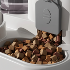 Distributeur automatique de nourriture Esprit Chat en plastique blanc avec croquettes dans le bol
