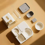 Distributeur de nourriture et eau 2 en 1 Esprit Chat en plastique blanc et gris, démonté pour un nettoyage facile.