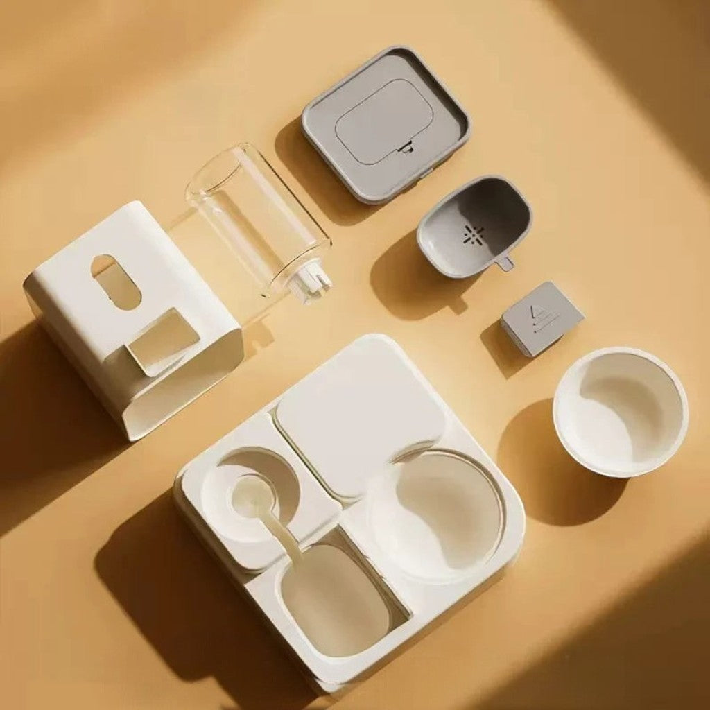 Distributeur de nourriture et eau 2 en 1 Esprit Chat en plastique blanc et gris, démonté pour un nettoyage facile.