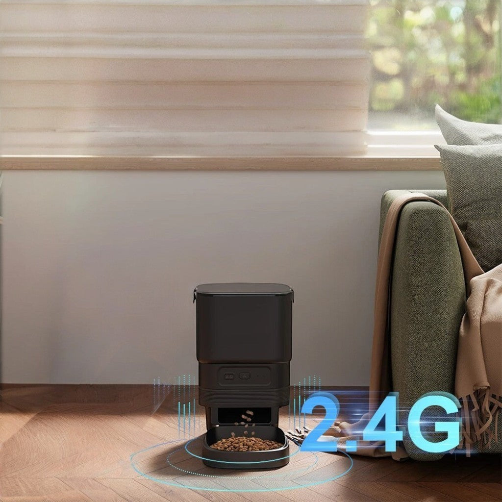 Distributeur automatique de croquettes Esprit Chat noir en acier inoxydable avec connectivité Wi-Fi 2.4G dans un salon