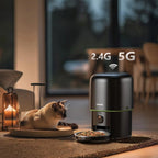 Distributeur de croquettes connecté Esprit Chat noir avec caméra HD et contrôle WiFi pour chat dans un salon