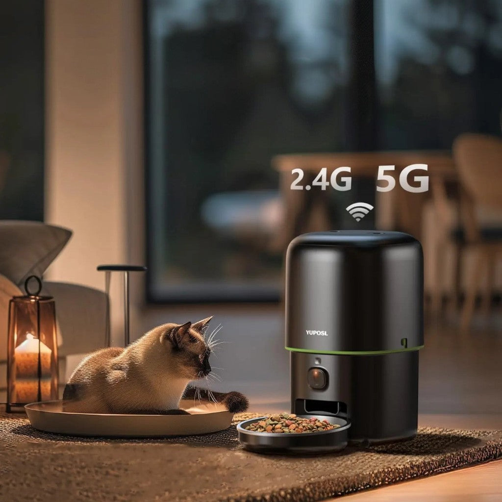 Distributeur de croquettes connecté Esprit Chat noir avec caméra HD et contrôle WiFi pour chat dans un salon