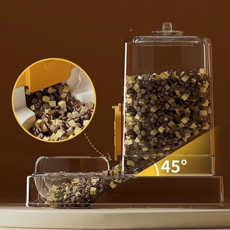 Distributeur de croquettes Esprit Chat en plastique transparent avec inclinaison de 45 degrés pour une distribution facile