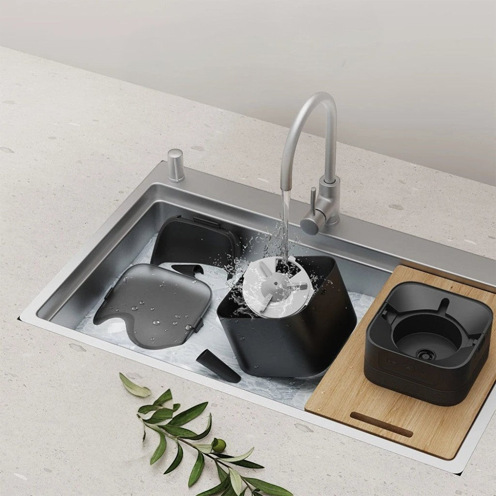Nettoyage des composants du distributeur de croquettes Esprit Chat en acier inoxydable sous l'eau du robinet