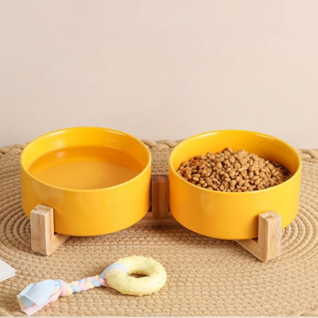 Double bol Esprit Chat en céramique jaune sur support en bois surélevé pour chat ou chien