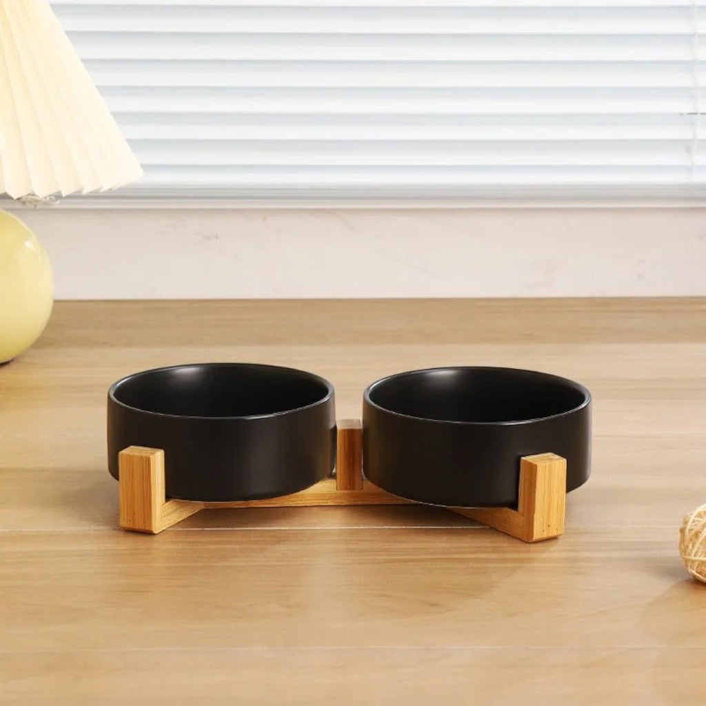 Double bol Esprit Chat en céramique noire sur support en bois surélevé pour chat ou petit chien