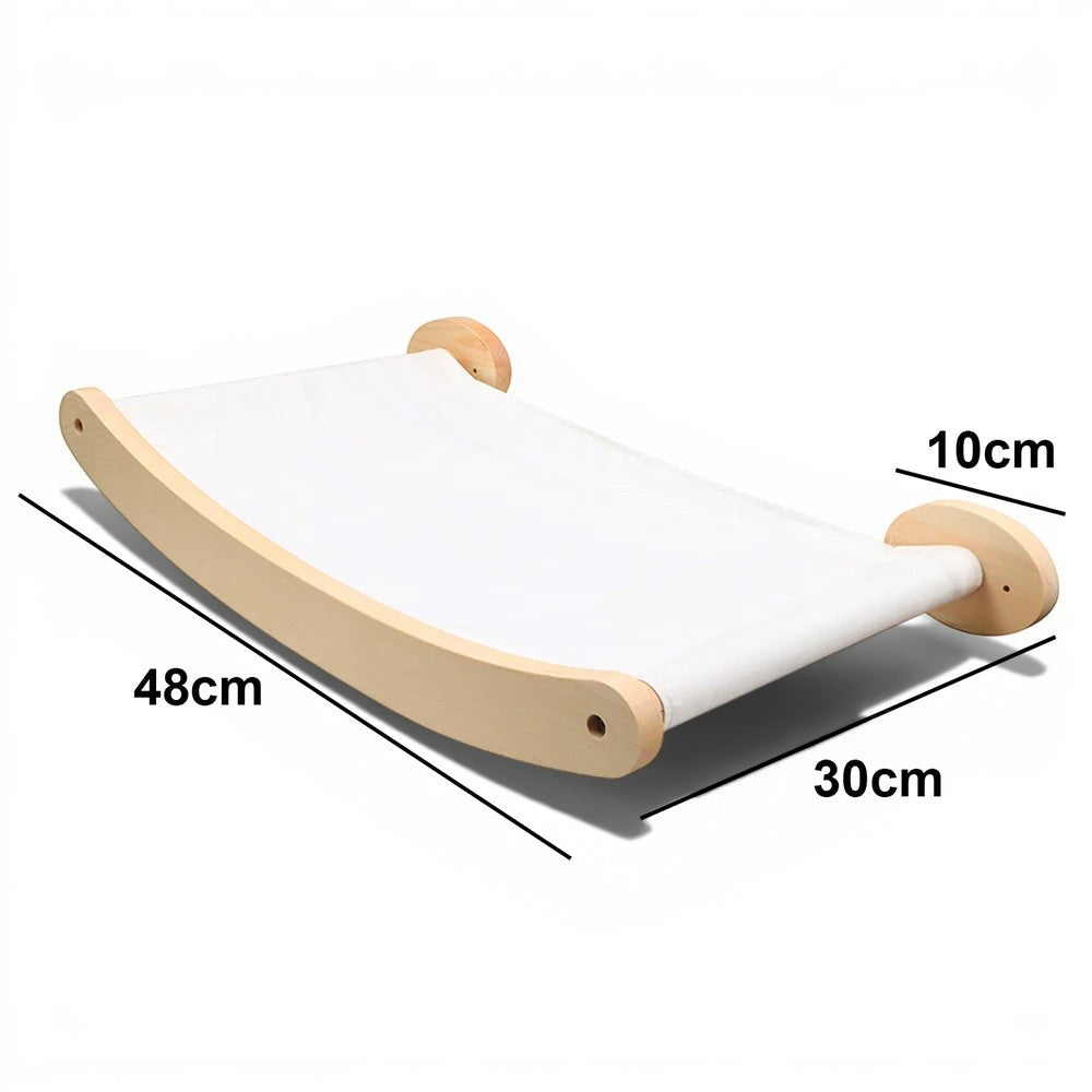 Étagère murale pour chat Esprit Chat en bois clair avec hamac en tissu blanc, design moderne et minimaliste.