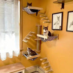 Esprit Chat étagères murales en bois avec hamacs rayés pour chats installées dans un coin de salon