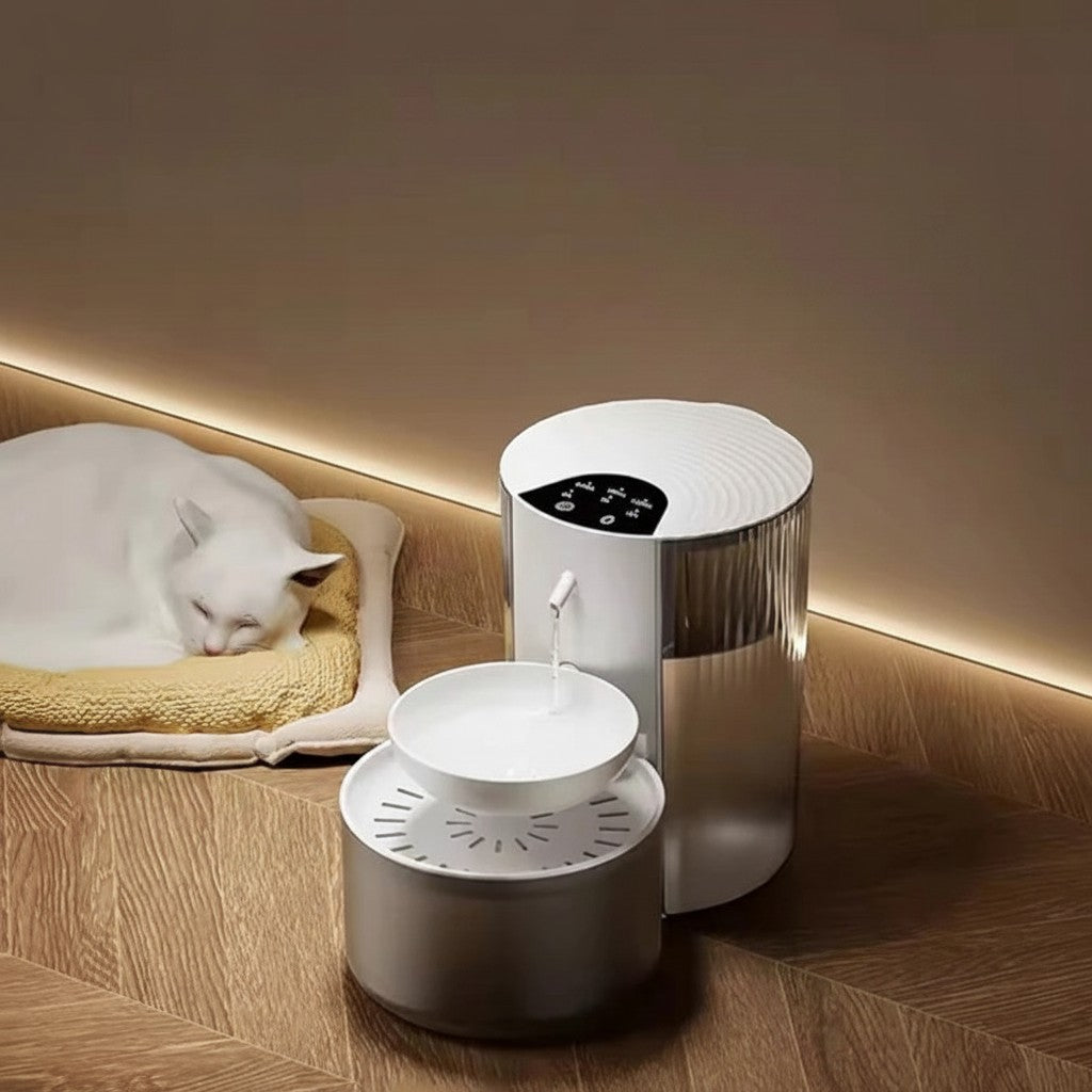 Fontaine à eau automatique Esprit Chat en plastique blanc avec un chat blanc dormant à côté.