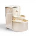 Fontaine à eau automatique Esprit Chat en plastique blanc cassé, avec réservoir transparent et bol à double étage.