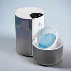 Fontaine à eau automatique Esprit Chat en plastique blanc et gris, avec réservoir transparent et écran de contrôle.