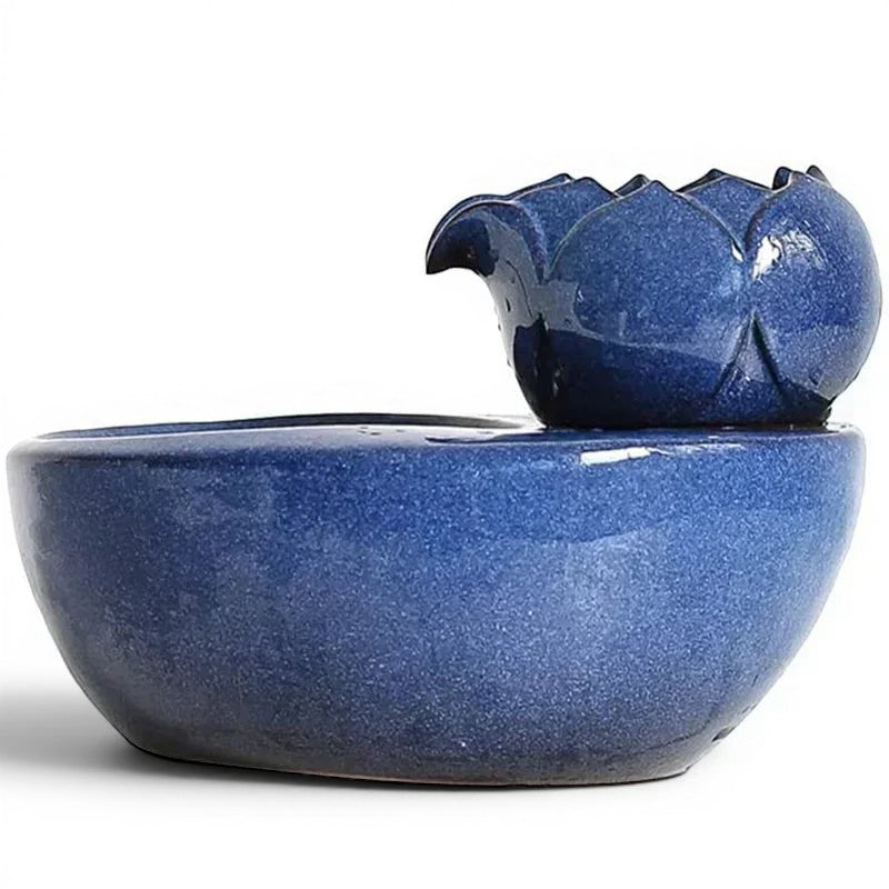 Fontaine à eau pour chat en céramique bleue Esprit Chat, design fleur de lotus, 1,5L, silencieuse et filtrante.