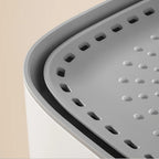 Fontaine à eau blanche en plastique pour chat, avec grille intérieure et picots.