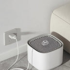 Fontaine à eau blanche en plastique pour chats, avec un design moderne et un jet d'eau central.