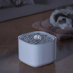 Fontaine à eau blanche en plastique pour chats, design silencieux, avec un jet d'eau central, par Esprit Chat.