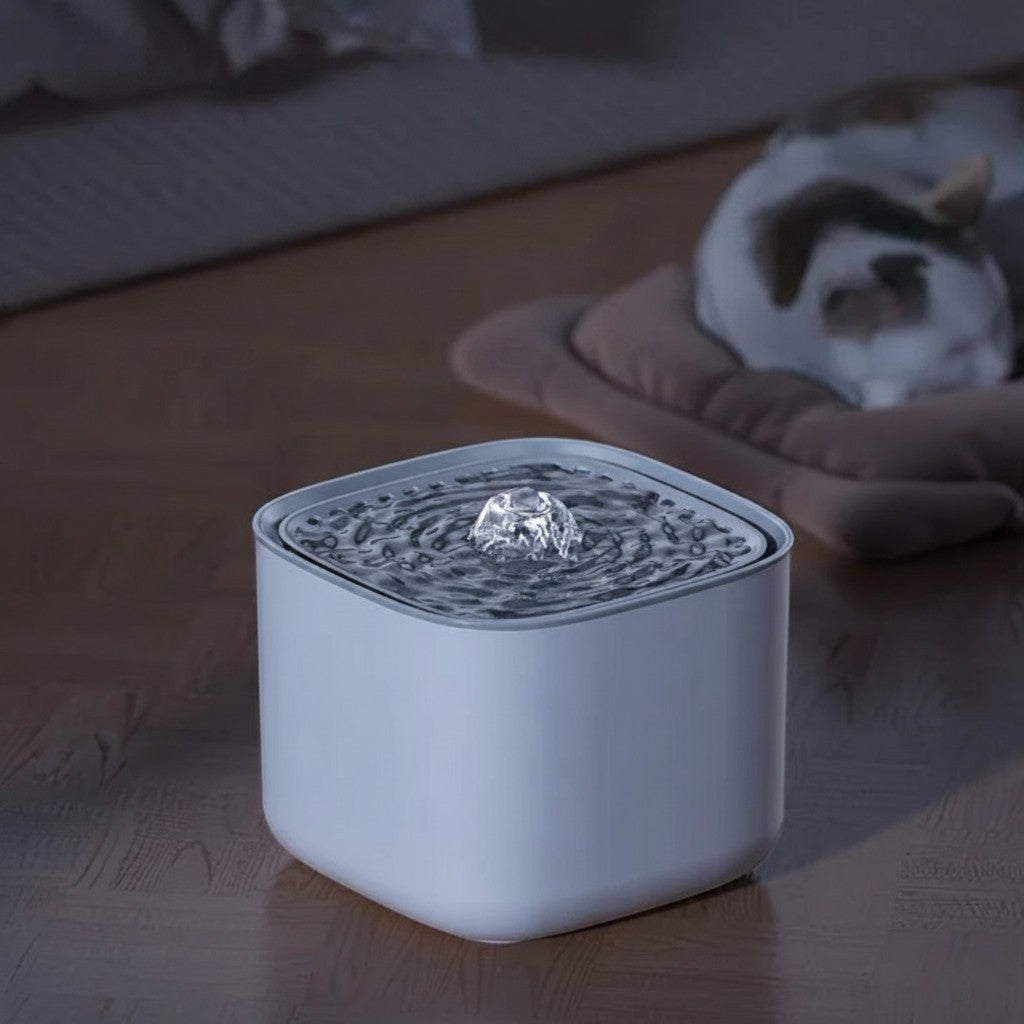 Fontaine à eau blanche en plastique pour chats, design silencieux, avec un jet d'eau central, par Esprit Chat.