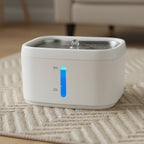 Fontaine à eau connectée blanche en plastique pour chats, avec indicateur de niveau d'eau bleu lumineux. Marque Esprit Chat.